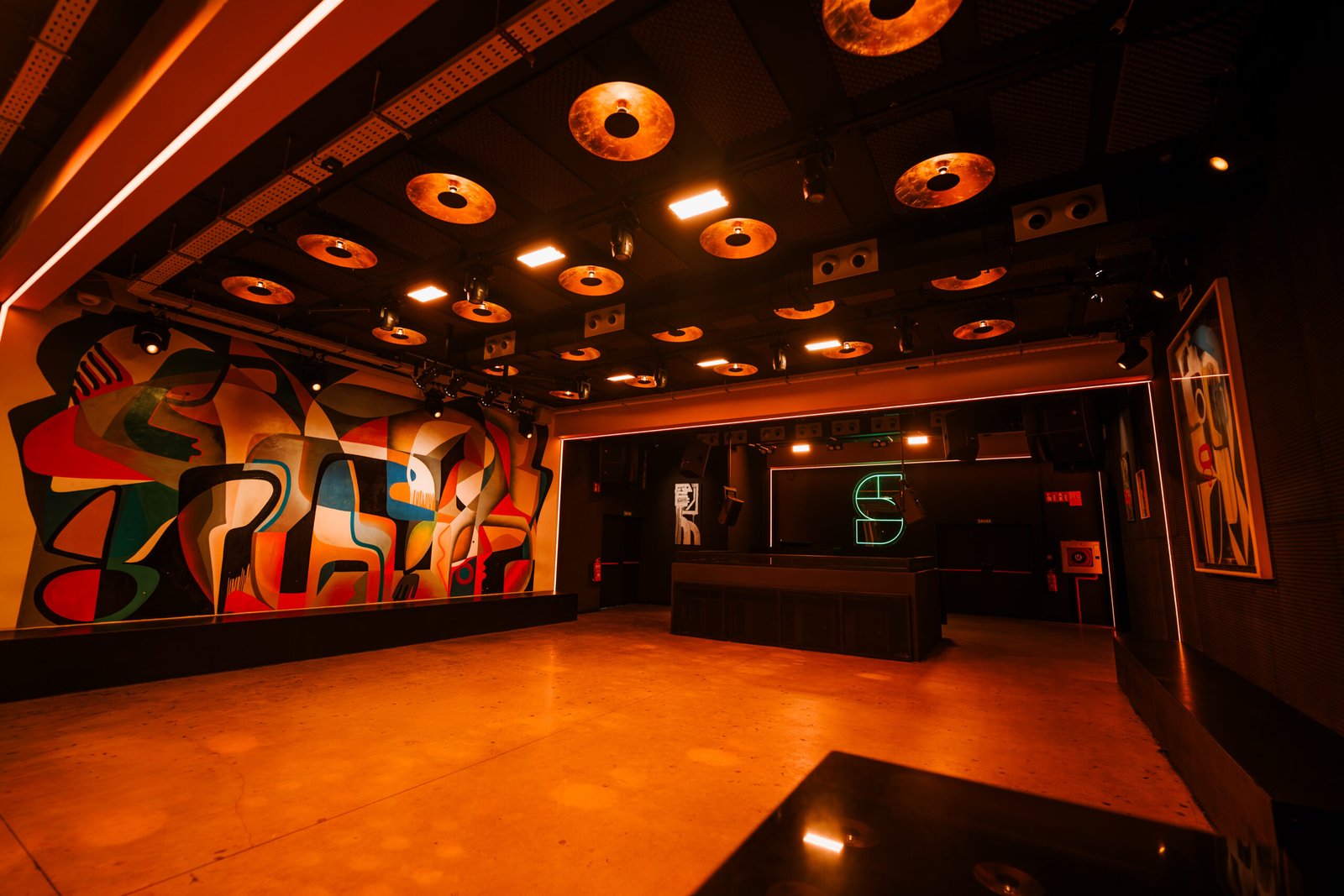 Immersive gallery room audiovisual installation
