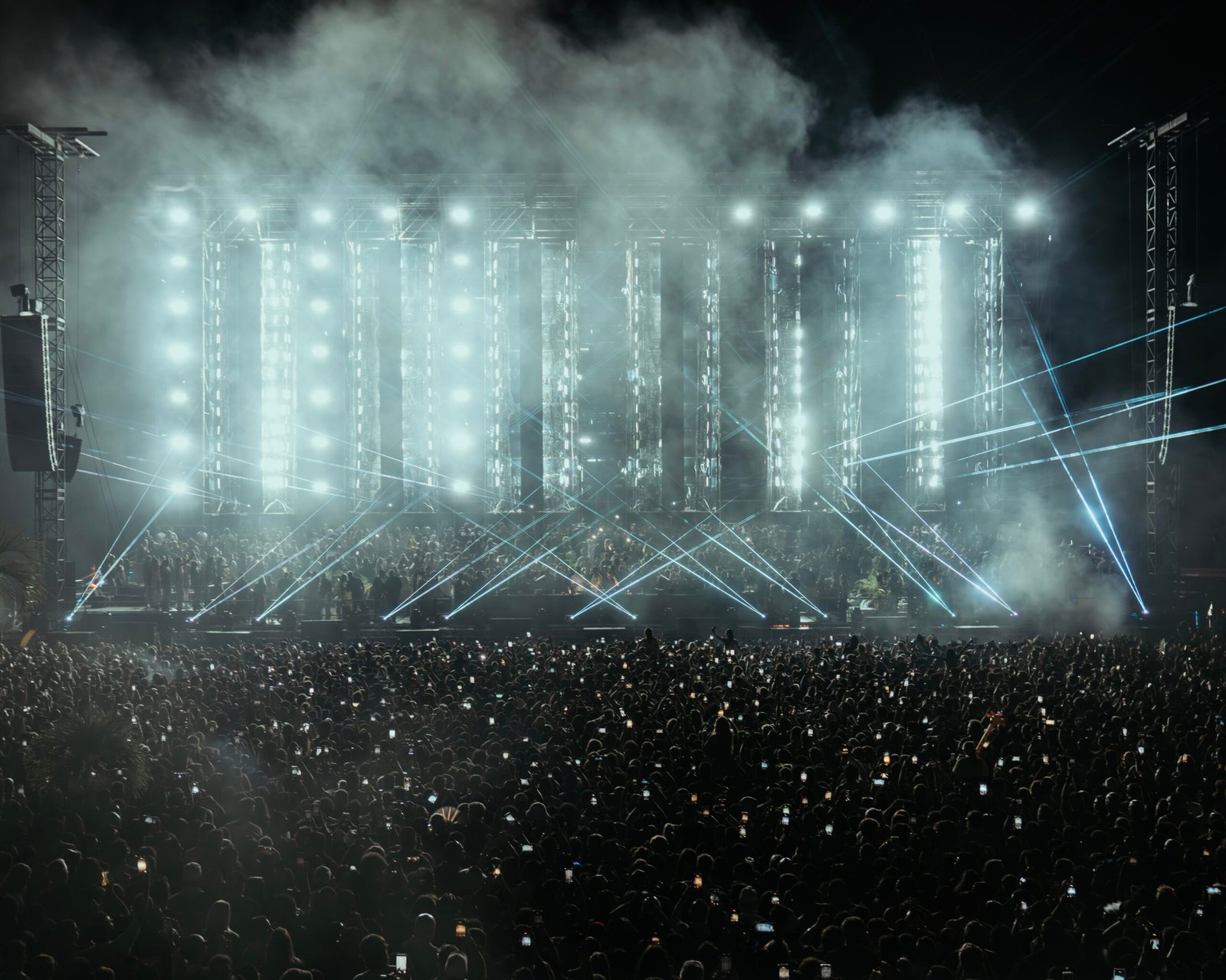 Large-scale audiovisual production for a live music event